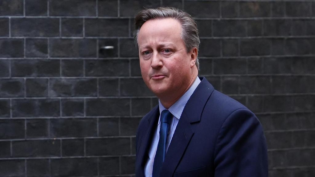 David Cameron a su llegada este lunes a Downing Street, minutos antes de ser nombrado nuevo ministro de Exteriores.