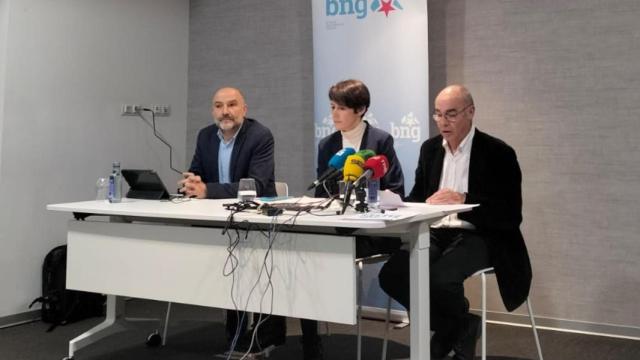 La portavoz nacional del BNG, Ana Pontón, , acompañada por el diputado Néstor Rego y el portavoz de A Coruña, Francisco Jorquera valora el acuerdo de investidura del Bloque