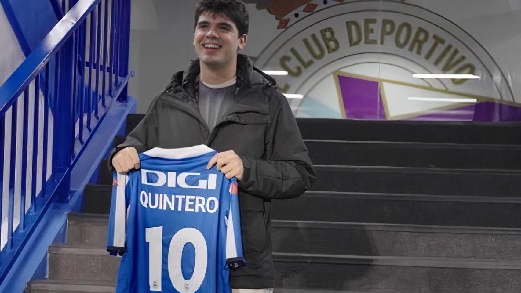 Íñigo Quintero en el estadio de Riazor.