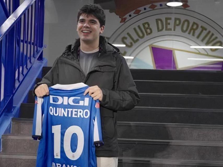 Íñigo Quintero en el estadio de Riazor.