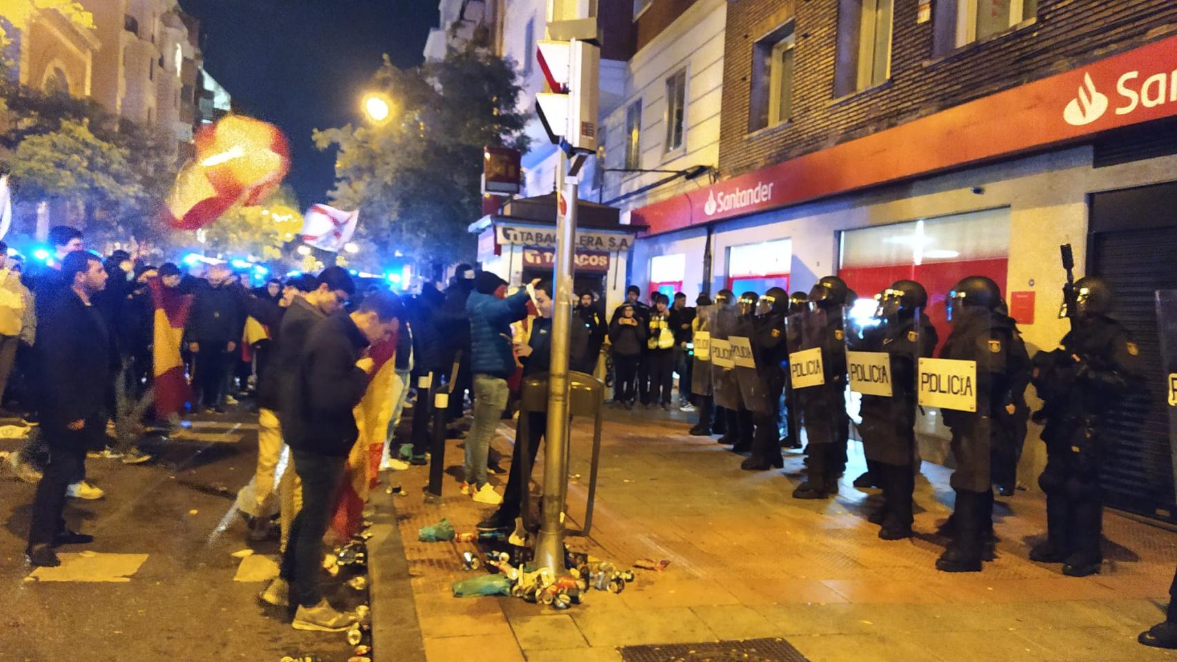 Algunos manifestantes frente a un grupo de agentes de la Policía Nacional.