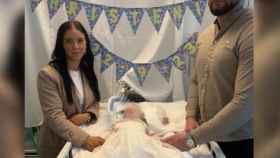 Indi Gregory en el hospital junto a sus padres.