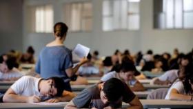 Alumnos realizando un examen en una Universidad en una imagen de archivo