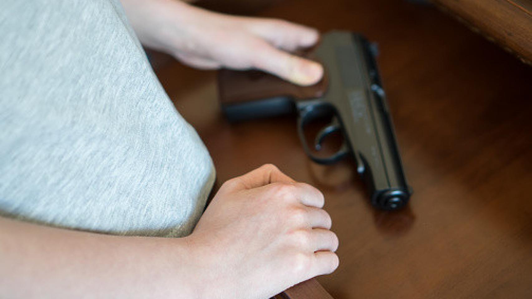 Imagen de archivo de un niño con una pistola