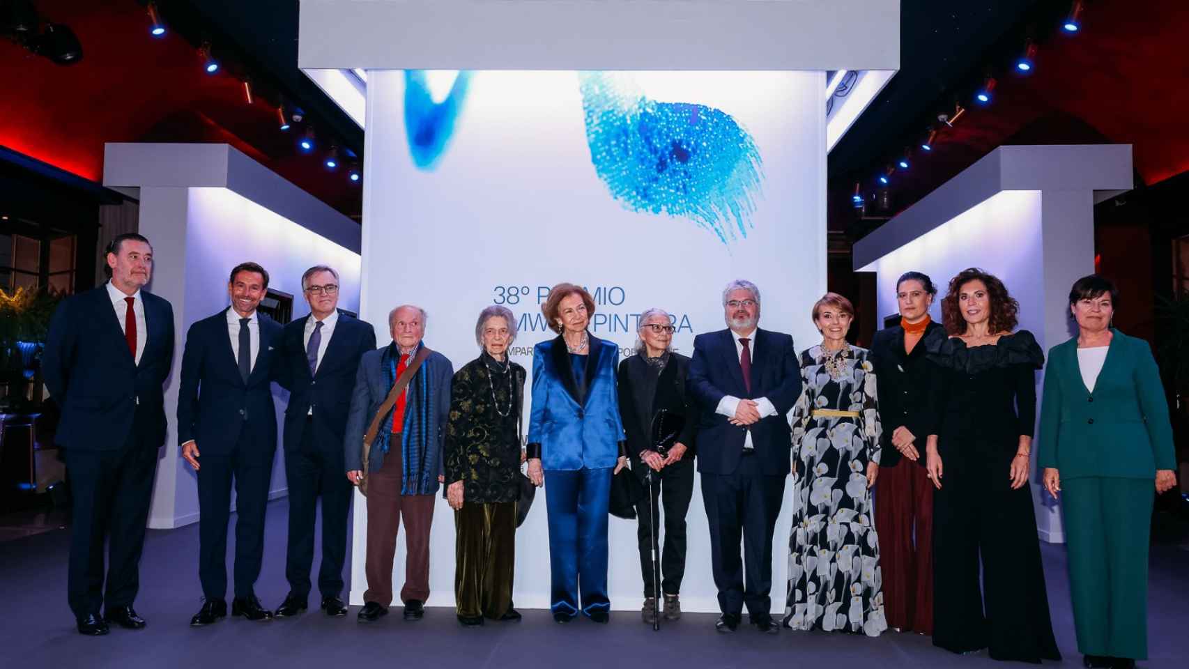 La reina emérita Sofía con el jurado del Premio BMW de Pintura.