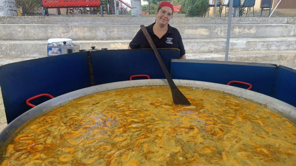 Ángela cocinando una paella