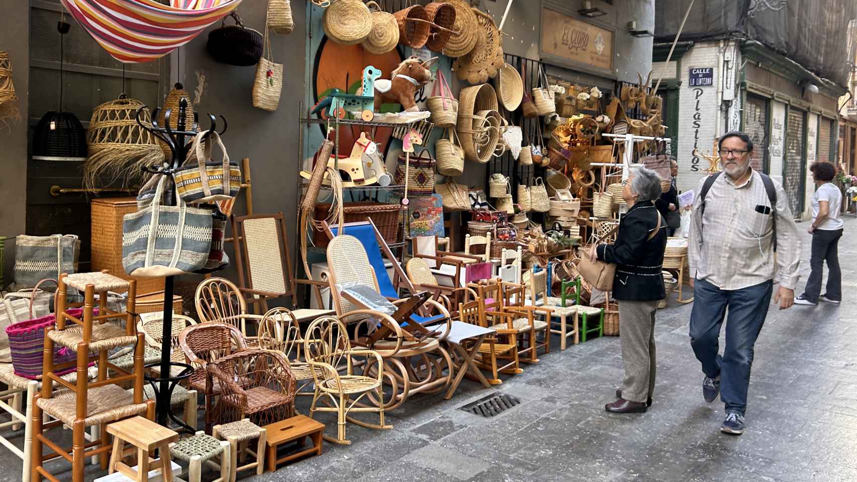 La céntrica tienda de Valencia que vende cestas y productos de mimbre desde hace 150 años. EE