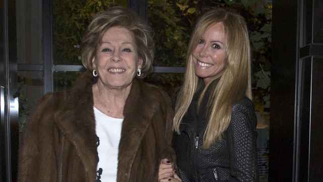 Lara Dibildos junto a su madre, Laura Valenzuela, en una fotografía tomada en Madrid, en febrero de 2016, cuando cumplió 85 años.