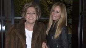 Lara Dibildos junto a su madre, Laura Valenzuela, en una fotografía tomada en Madrid, en febrero de 2016, cuando cumplió 85 años.