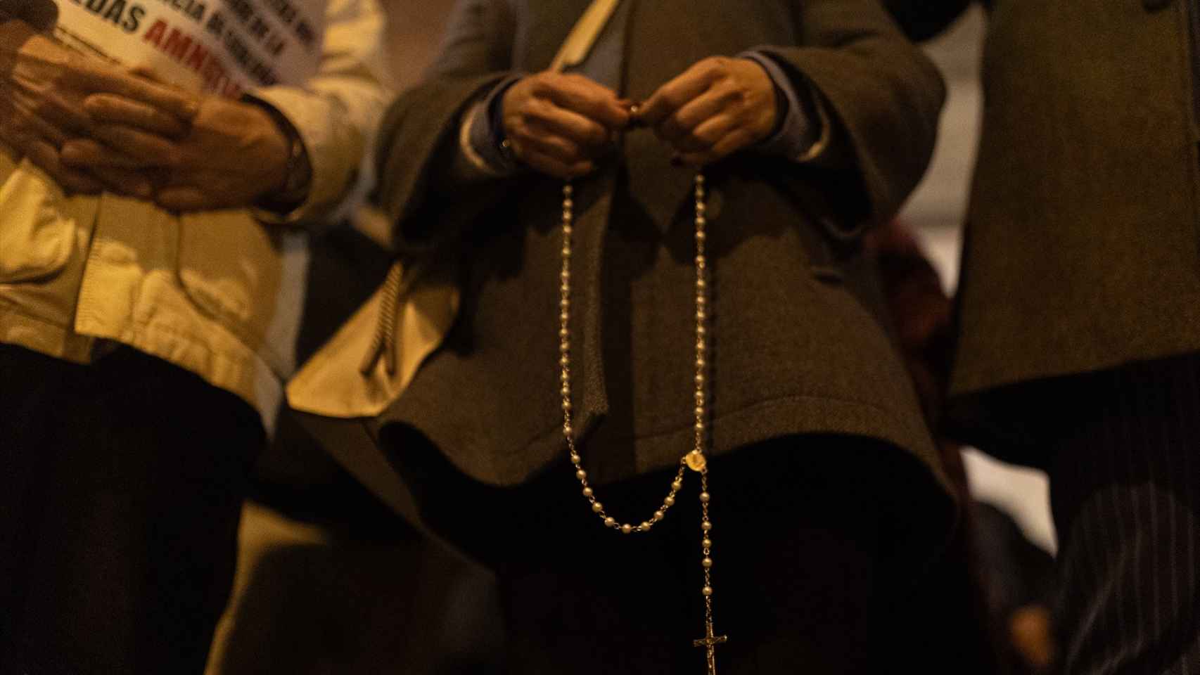 Una mujer con un rosario durante una manifestación contra la amnistía frente a la sede del PSOE en Ferraz, a 13 de noviembre de 2023.