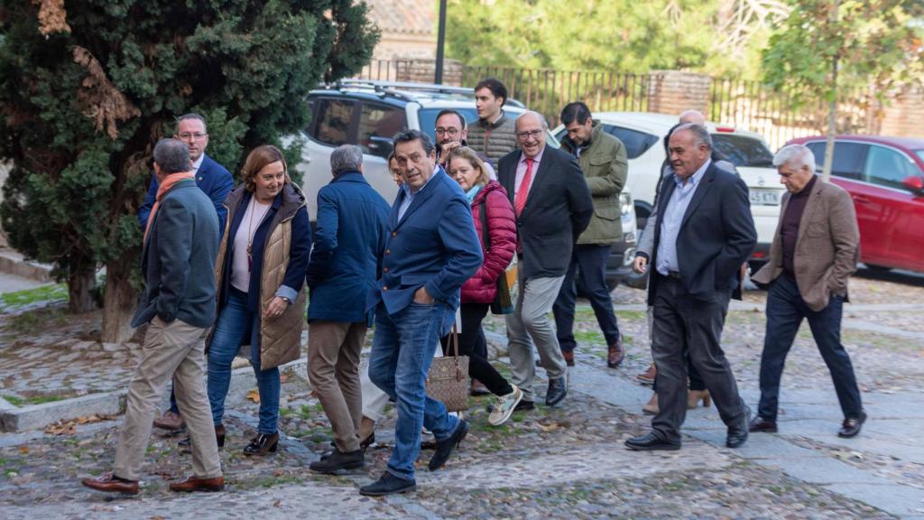 Llegada de los dirigentes de la Diputación de Toledo a la rueda de prensa.