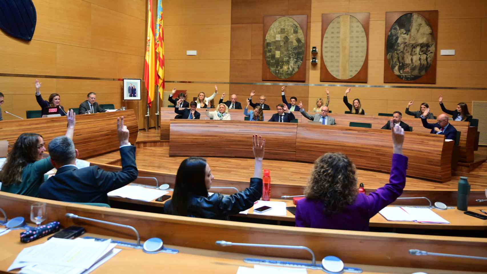 Los concejales del Ayuntamiento de Valencia votan en el pleno ordinario de este martes. EE