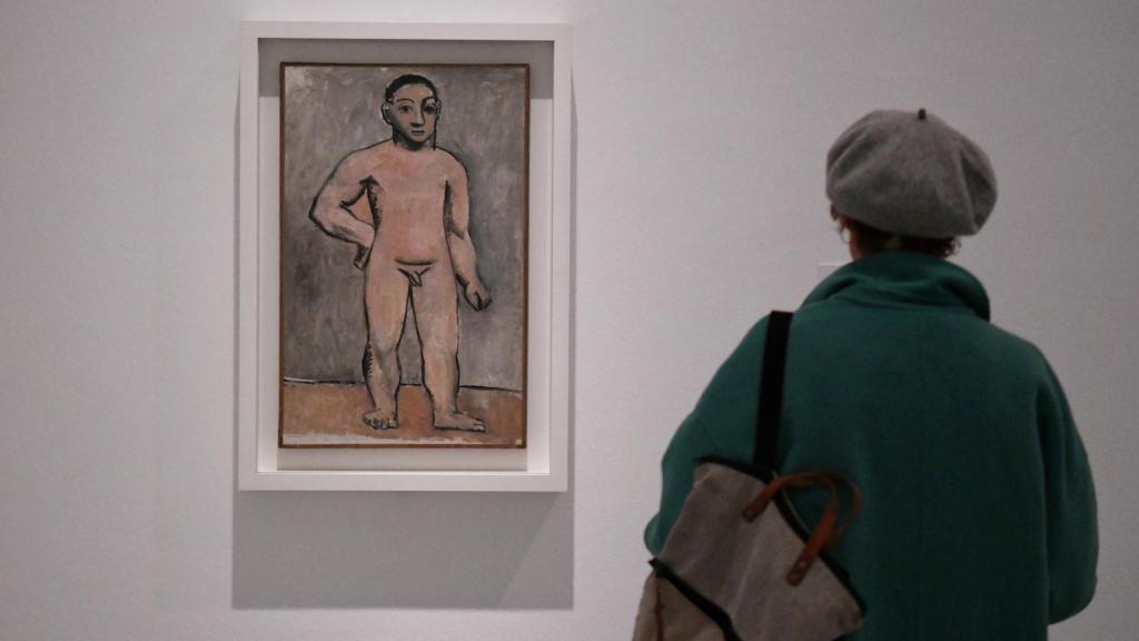 Una mujer observa una de las obras de la exposición 'Picasso 1906. La gran transformación', este martes en el Museo Reina Sofía. Foto: Fernando Sánchez/Europa Press