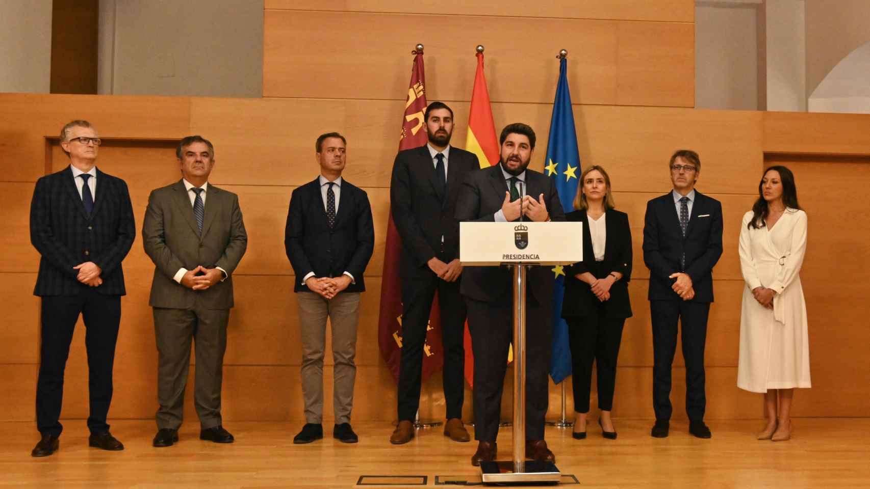 Los consejeros del Gobierno de la Región de Murcia rodeando a López Miras durante su comparecencia.