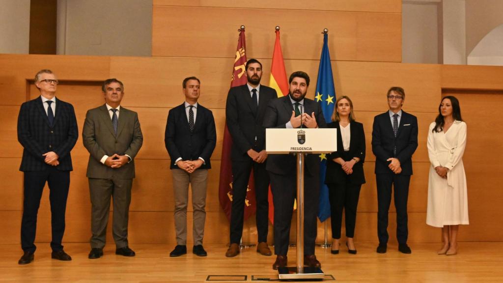 Los consejeros del Gobierno de la Región de Murcia rodeando a López Miras durante su comparecencia.