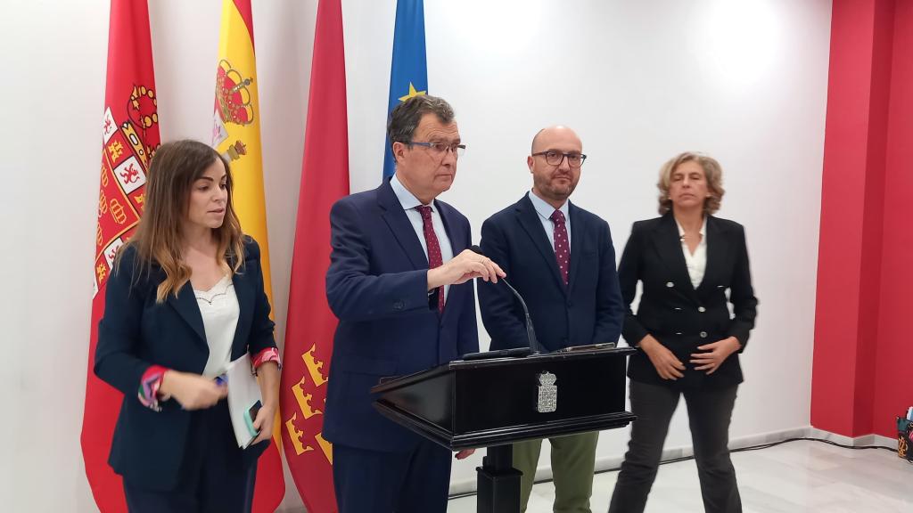 El alcalde de Murcia, José Ballesta, toma la palabra durante la rueda de prensa de esta mañana.