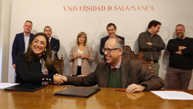 La consejera de Movilidad y Transformación Digital, María González Corral, y el vicerrector de Investigación y Transferencia de la Universidad de Salamanca, José Miguel Mateos Roco