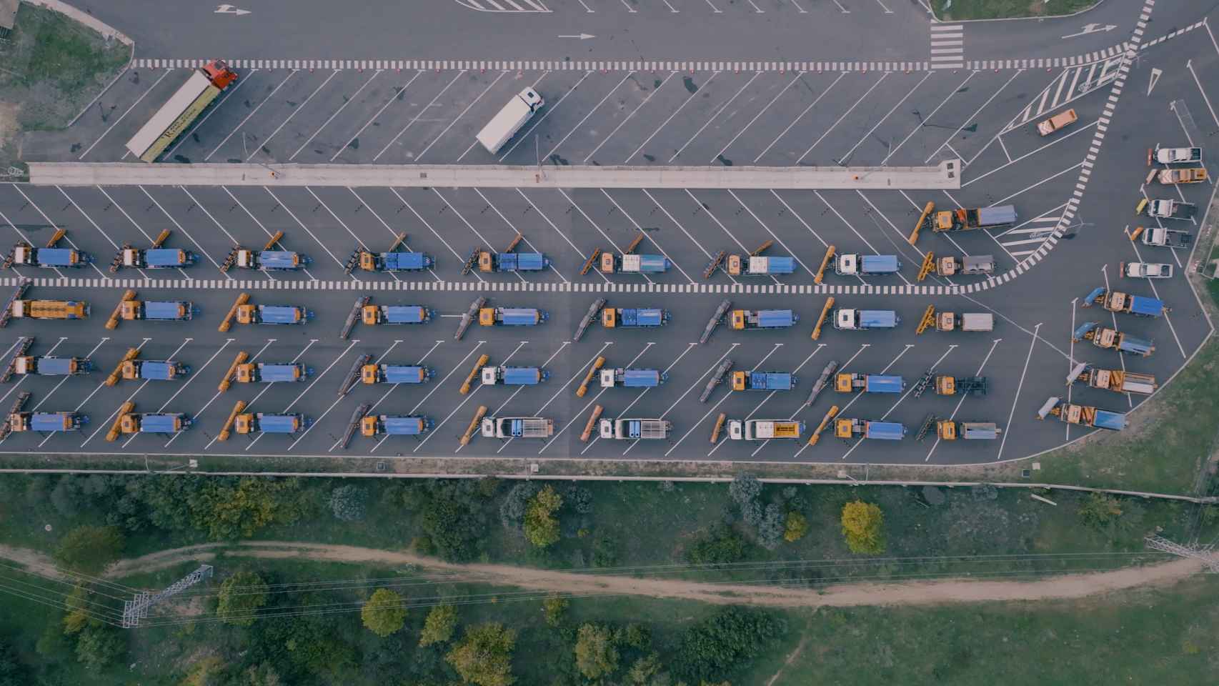 Imagen aérea de la flota de máquinas quitanieve de Autopistas.