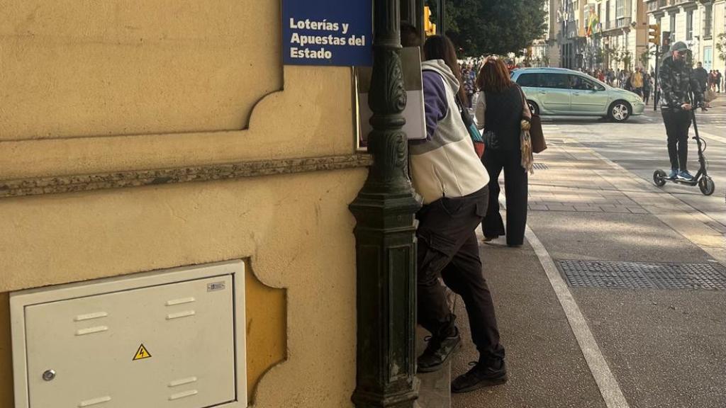 Esta es la distancia entre la ventanilla de la administración y el carril bici.