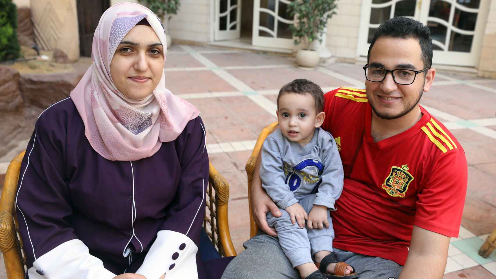 La hispano-palestina Salsabeel Hamdan (I), su marido Taher (D) y su hijo Yasin (C), este martes en Giza (Egipto).