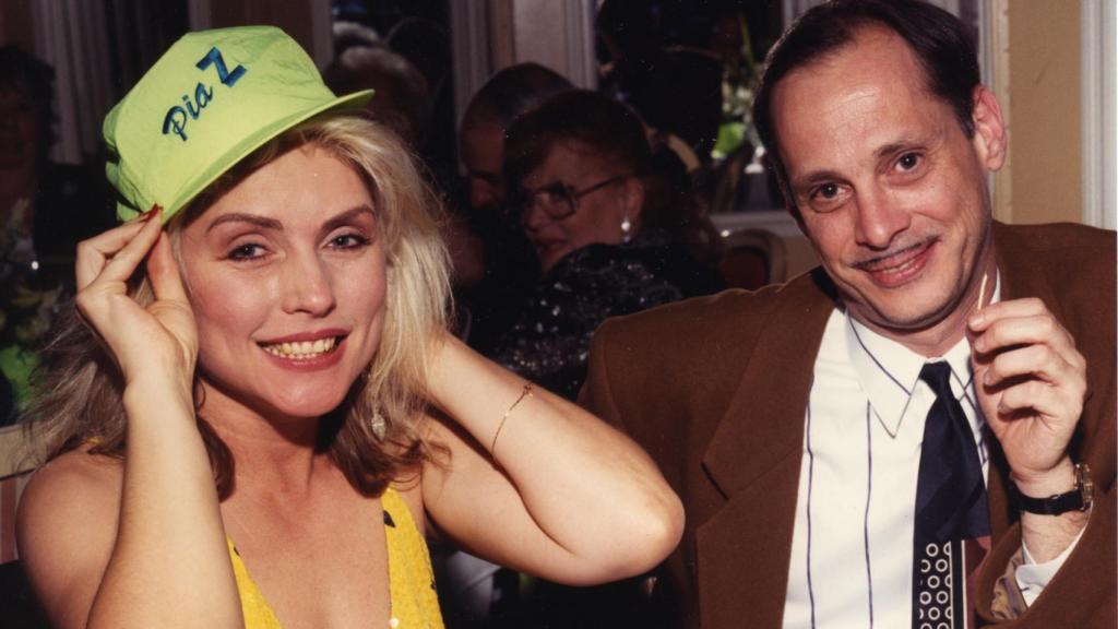 Debbie Harry junto a John Waters