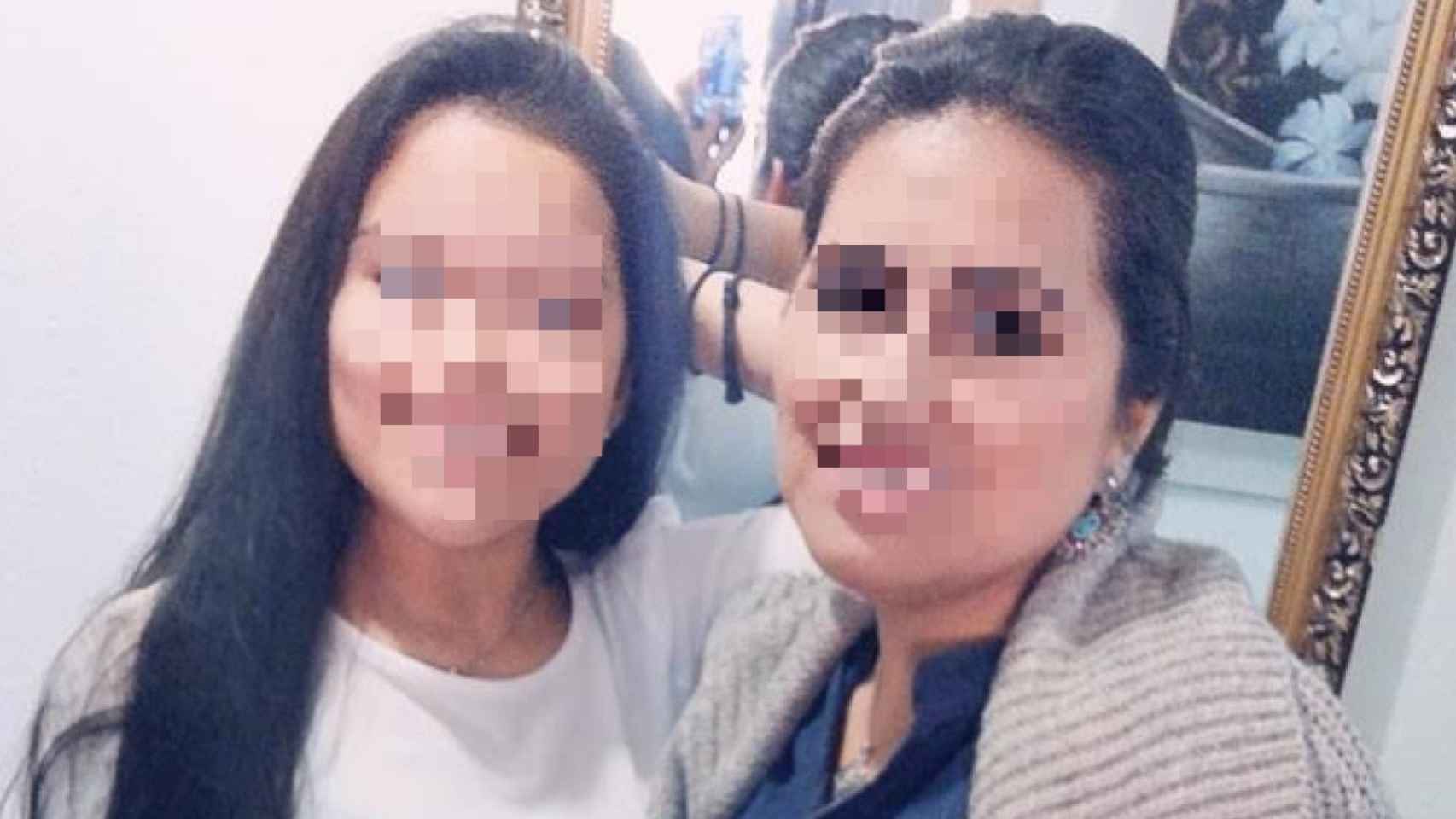 Madre e hija posando en una foto años después de los supuestos abusos sexuales de su familiar.