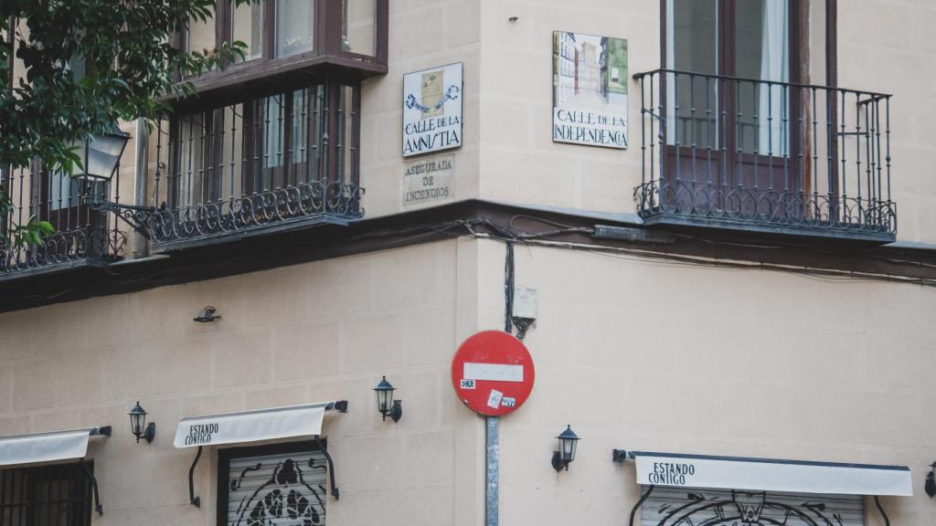 Placas de las calles Amnistía e Independencia.