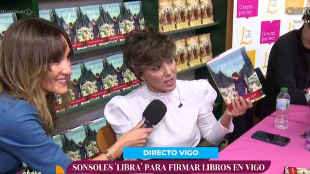 Sonsoles Ónega en la firma de libros de Vigo durante su conexión con Antena 3.