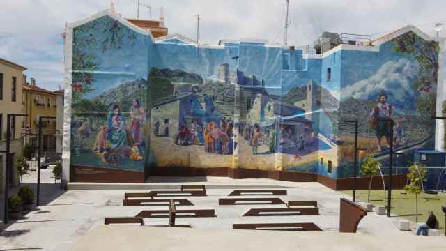 Plaza de Arriba de Elda, con su espectacular mural de los artistas 'Doble 13'.