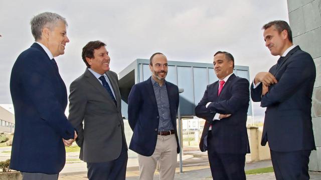 El consejero de Economía y Hacienda, Carlos Fernández Carriedo, durante su visita a la empresa Tresca Ingeniería, este martes.