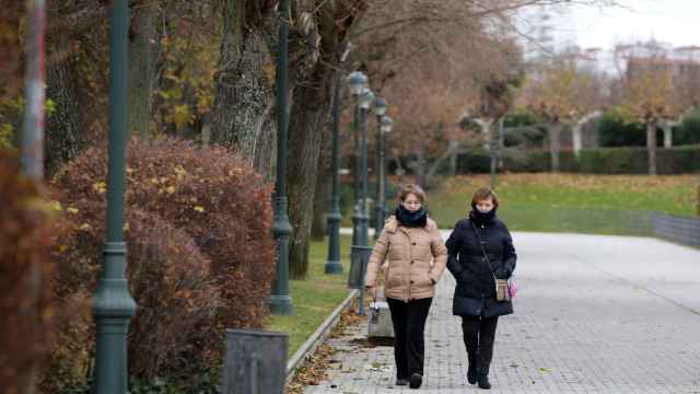 Dos mujeres pasean abrigadas por un parque de Valladolid