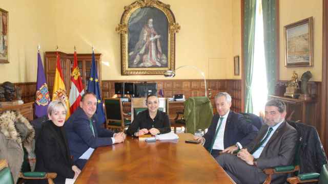 El presidente de Eurocaja Rural, Javier López Martín, y la alcaldesa de Palencia, Raquel Miriam Andrés Prieto, han mantenido un encuentro en el Consistorio palentino