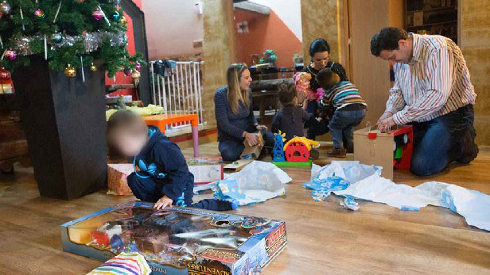 Una familia abre los regalos el Día de los Reyes Magos