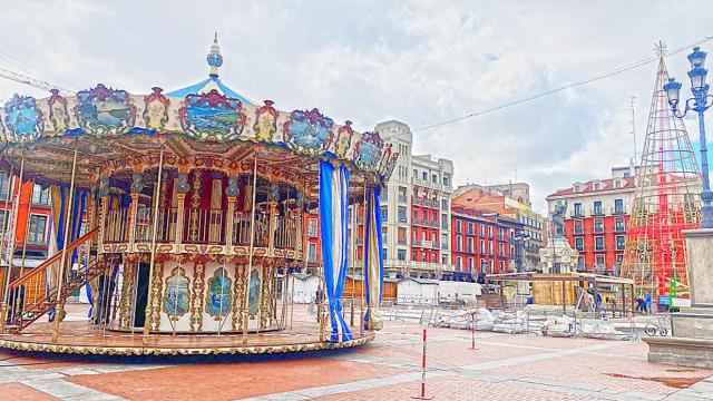 El tiovivo que se comenzará a girar en breve en la Plaza Mayor de Valladolid