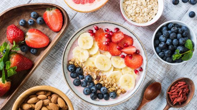 Un desayuno a base de cereales integrales y frutas.