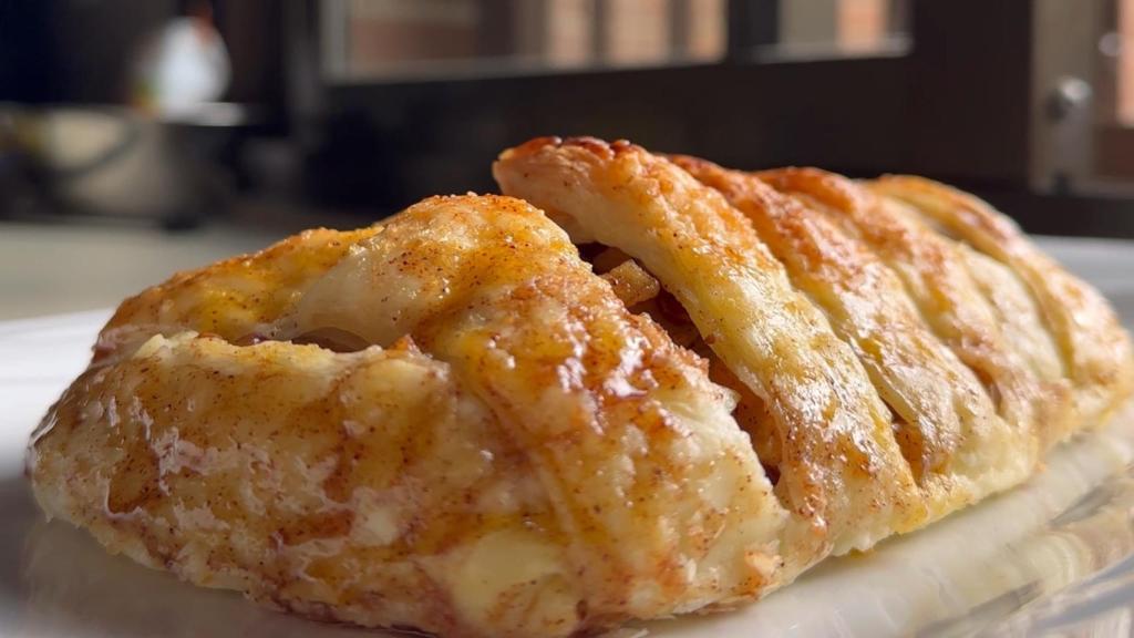 Strudel de manzana, un postre de hojaldre crujiente muy fácil en microondas