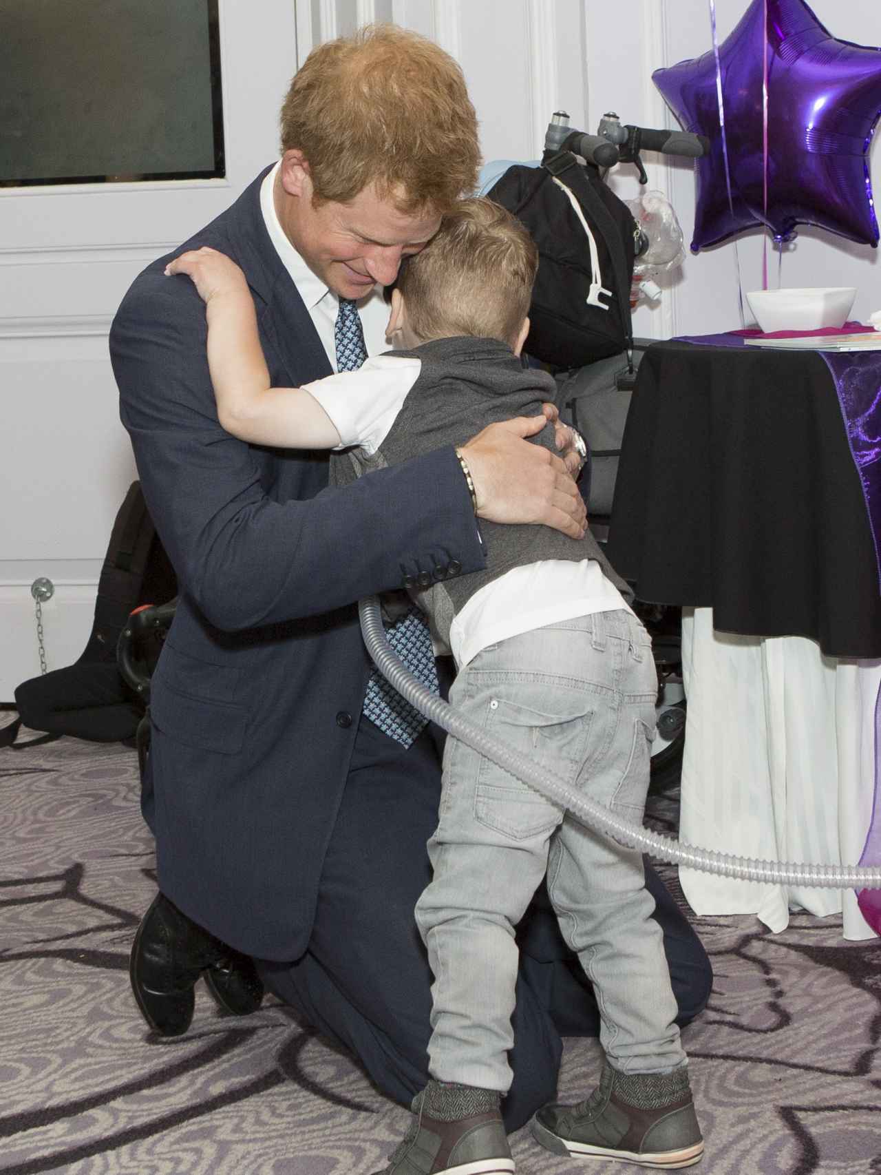 El príncipe Harry junto a uno de los niños de WellChild, organización con la que colabora desde 2007.