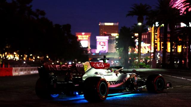 Imagen nocturna de un F1 en el circuito de Las Vegas.
