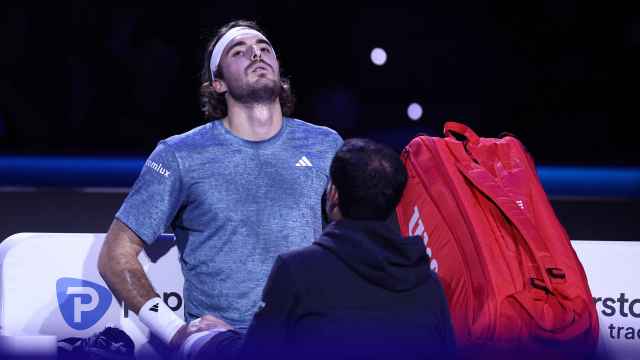 Stéfanos Tsitsipas, siendo atendido por el fisioterapeuta en el arranque del partido de las ATP Finals.