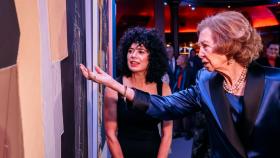 La artista Sonia Navarro y la reina Sofía ante la obra ganadora del Premio BMW de pintura, este lunes en el Teatro Real de Madrid. Foto: BMW