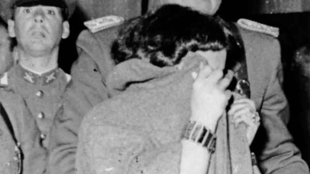 La escritora María Carolina Geel en el momento de su detención tras asesinar a su pareja, Roberto Pumarino, en 1955.