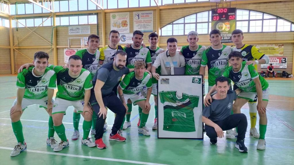 El presidente Jesús Ruiz Caballero junto a la plantilla del CD Salvatierra FS de la pasada temporada. Foto cedida por Ruiz Caballero.