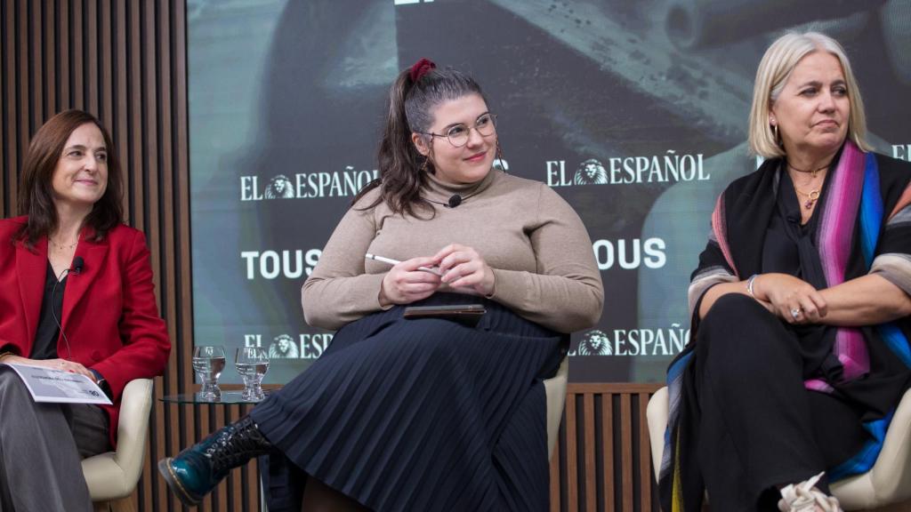 Los ponentes y la moderadora durante la mesa redonda.