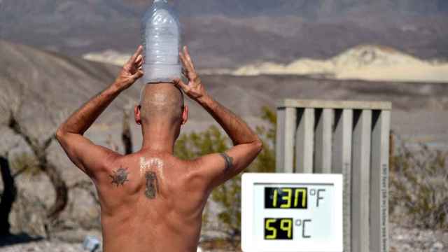 Un hombre en plena ola de calor en el valle de la muerte (Estados Unidos).