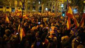 Miles de personas, concentradas por undécima noche a las puertas de Ferraz.