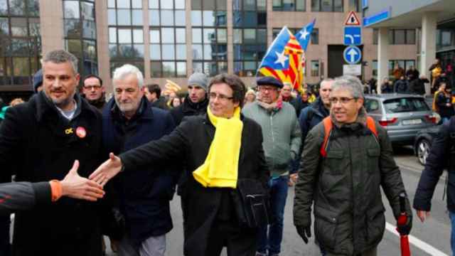 Puigdemont, escoltado en una manifestación independentista.