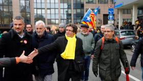 Puigdemont, escoltado en una manifestación independentista.