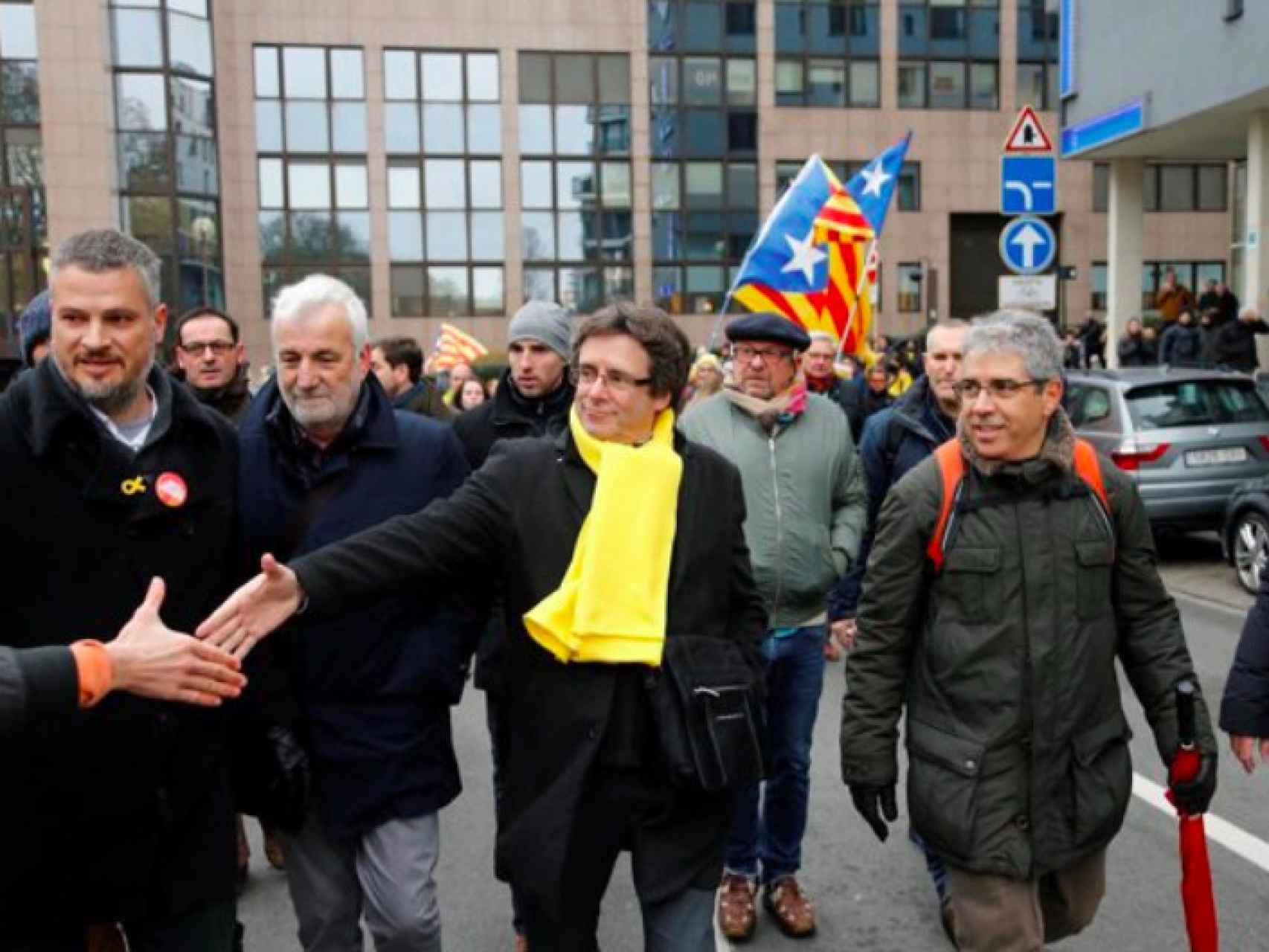 Carles Puigdemont, escoltado en una manifestación independentista.