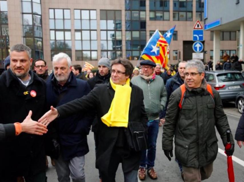 Carles Puigdemont, escoltado en una manifestación independentista.