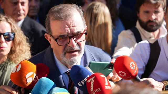 El expresidente andaluz José Rodríguez de la Borbolla asiste, este martes, a la concentración contra la amnistía en la Audiencia de Sevilla.